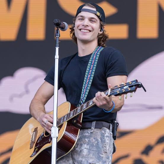 Max McNown live on tour